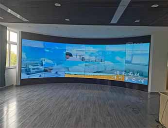 叶家庄子服务中心采用了24片柔性OLED显示屏组合成4*6大弧形显示屏