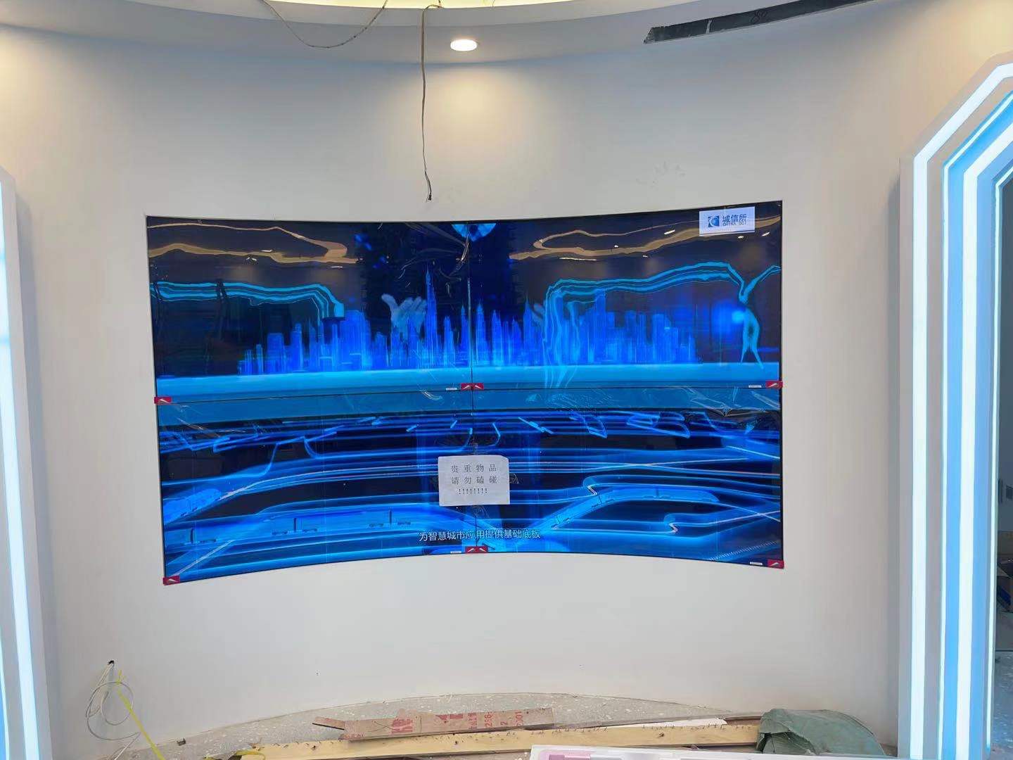 展厅采用了3组2X2弧形柔性OLED拼接屏，放置展厅不同位置，实现了数据的发布展示