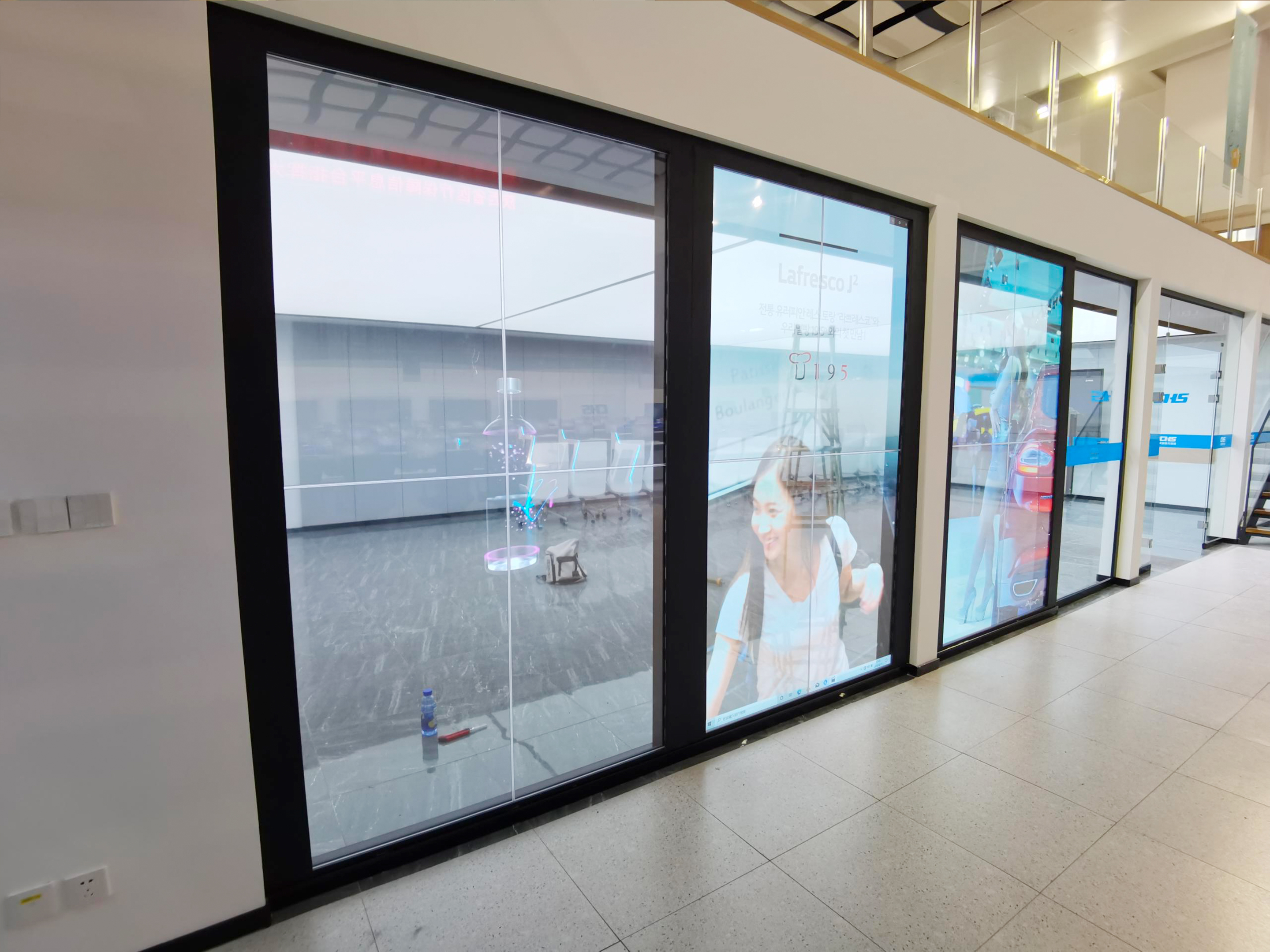 西安医疗保障中心在展厅透明隔墙上面采用了12块55英寸OLED透明显示屏