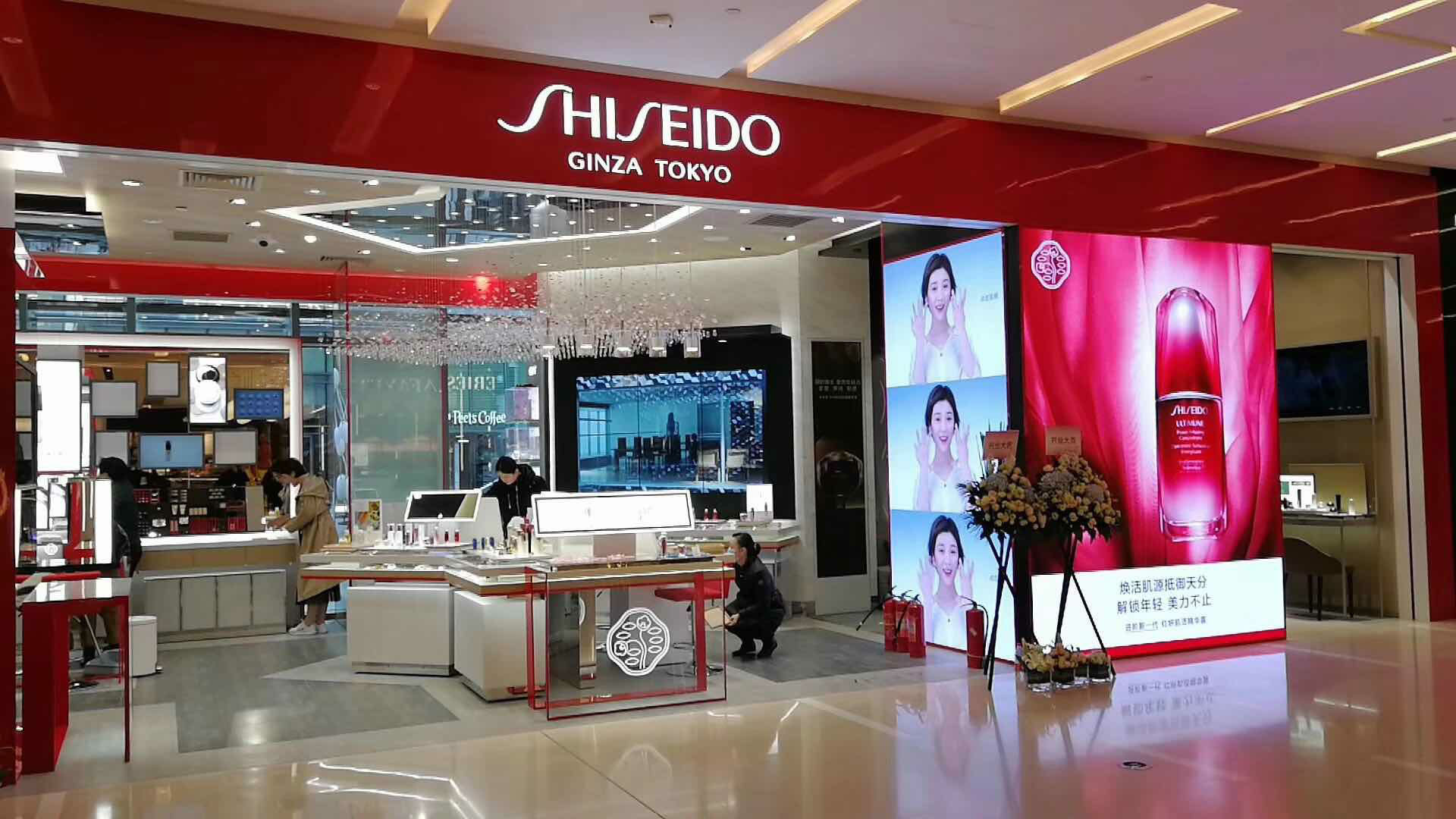 资生堂(shiseido)门店采用了我司液晶拼接屏组合的1X3大屏，基于点对点的大屏幕