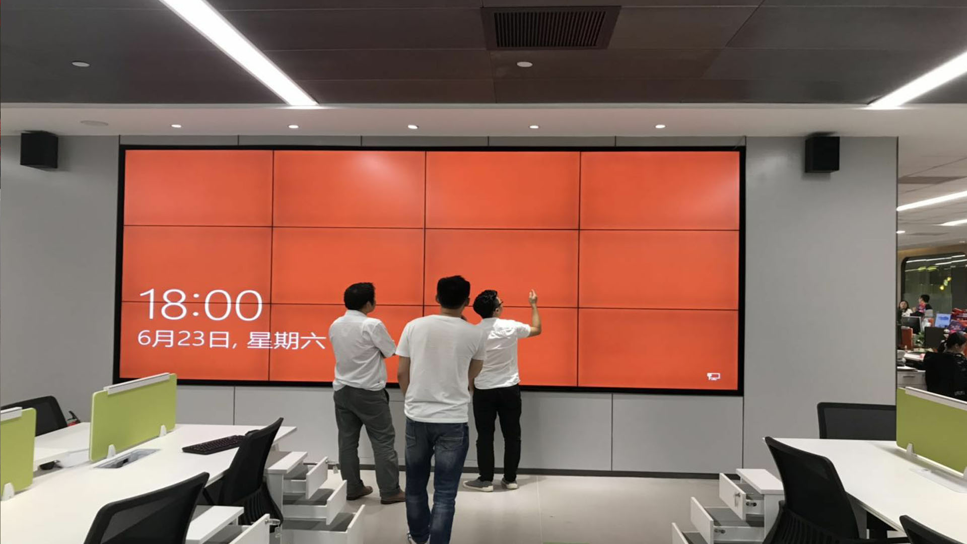 敏华控股电商中心展厅采用了我司55英寸3.5mm拼缝常规拼接屏，采用了LG面板，项目总计采用了22片拼接显示屏