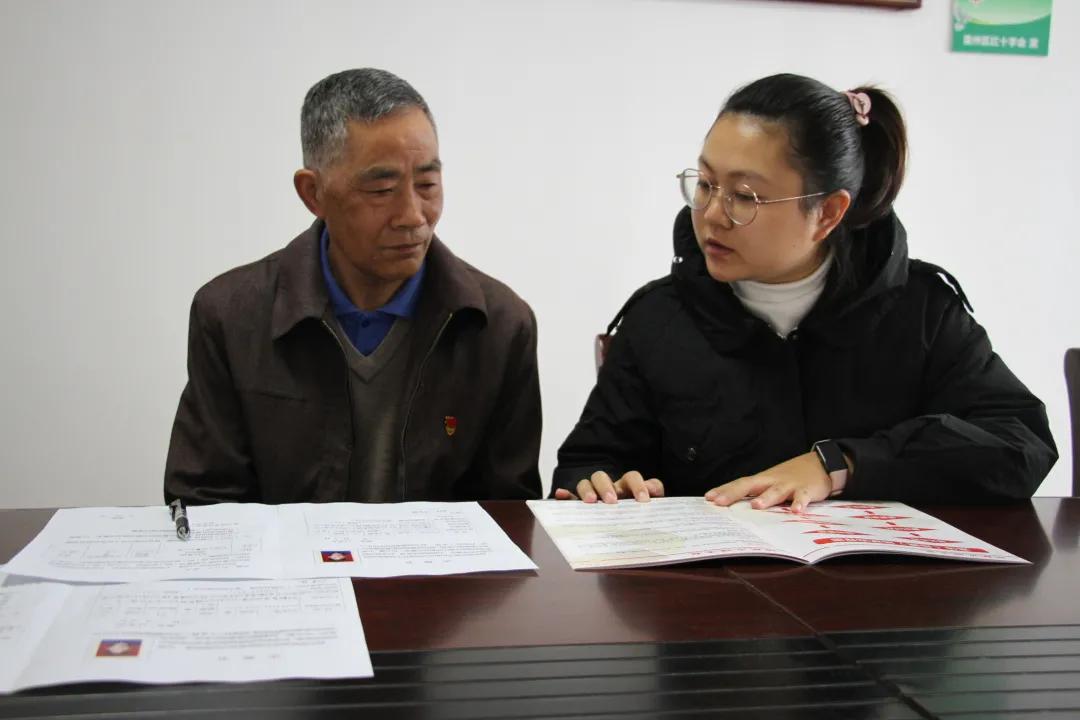 2021年11月18日上午刘光农在区红十字会登记遗体、眼角膜捐献志愿者信息表