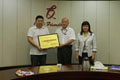 我会领导为广州友谊集团公司颁发服务业重点联系企业牌匾