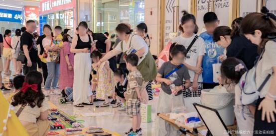 一群人在桌子边

中度可信度描述已自动生成