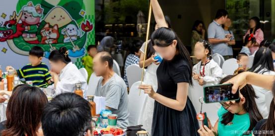 一群人正在聊天

描述已自动生成