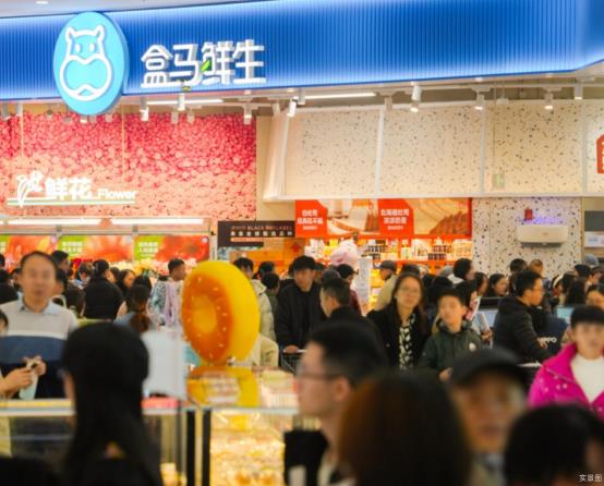 商店外的人群

描述已自动生成