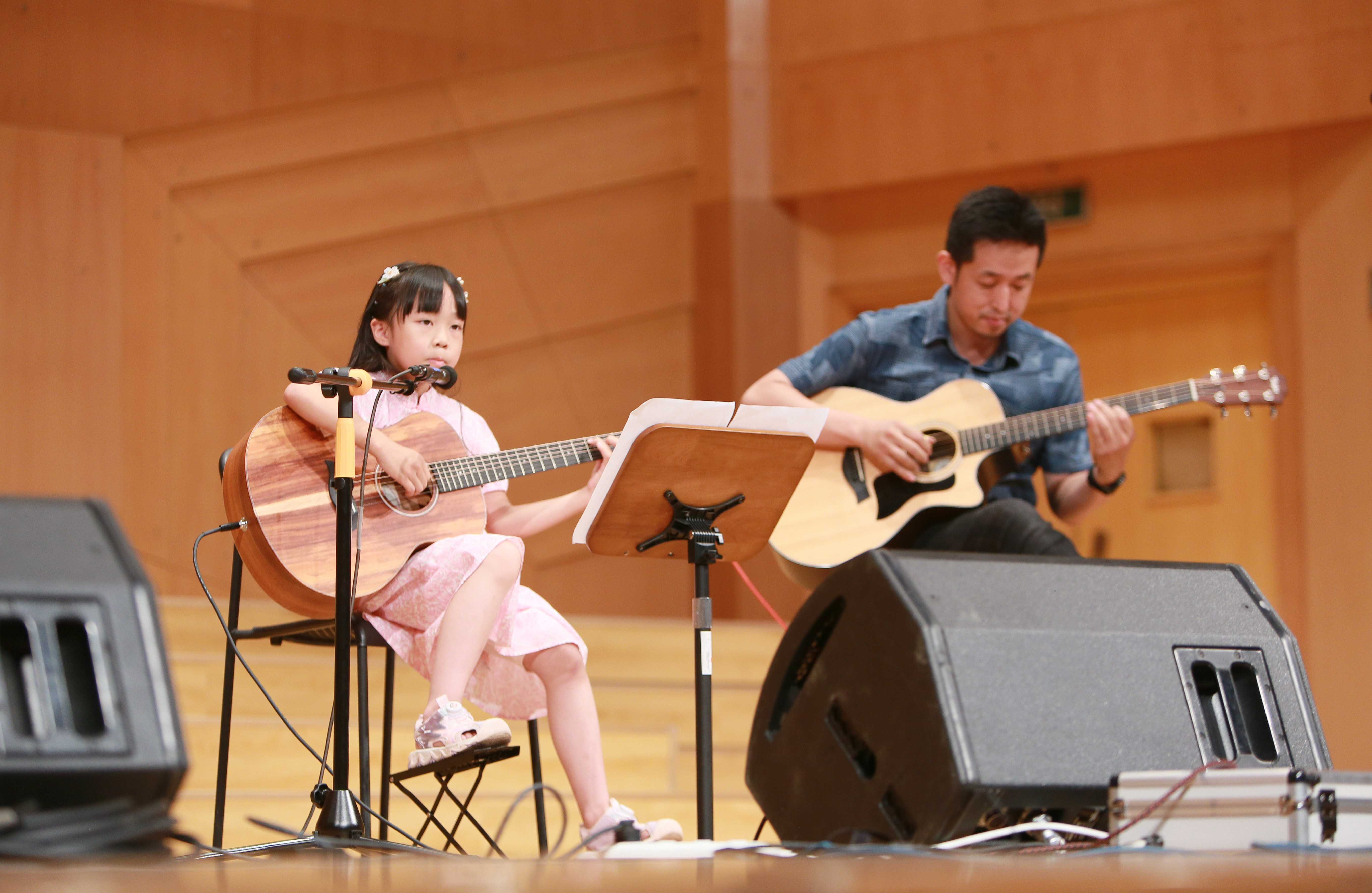 王坚老师与学生在青岛音乐厅演出
