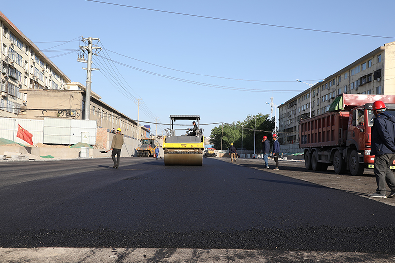 集团西赵路东段道路工程沥青砼摊铺顺利完工-山西临汾市政工程集团