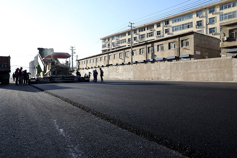 集团西赵路东段道路工程沥青砼摊铺顺利完工-山西临汾市政工程集团