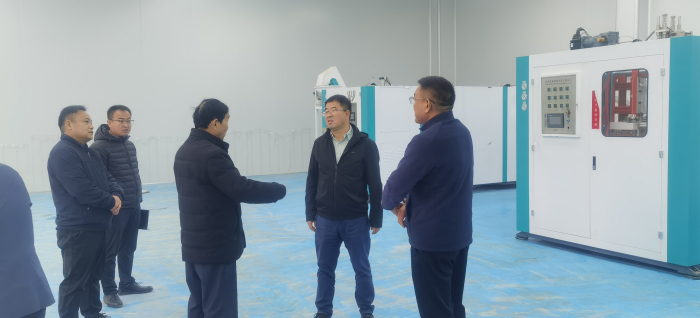 新疆泽普县县委书记是张伍平莅临尊贤龙旅新疆泽普工厂参观指导