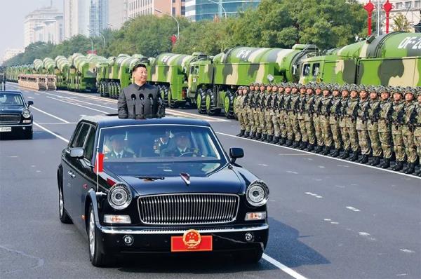 2019年10月1日，庆祝中华人民共和国成立70周年大会在北京天安门广场隆重举行。这是中共中央总书记、国家主席、中央军委主席习近平检阅受阅部队。 新华社记者 李涛/摄