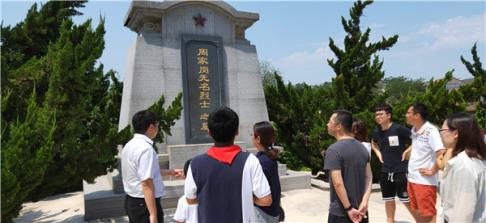 C:\Users\zhengfangti\Desktop\新吴实验中学\党支部-党政\2019.8主题党日活动\4瞻仰革命烈士墓碑.jpg