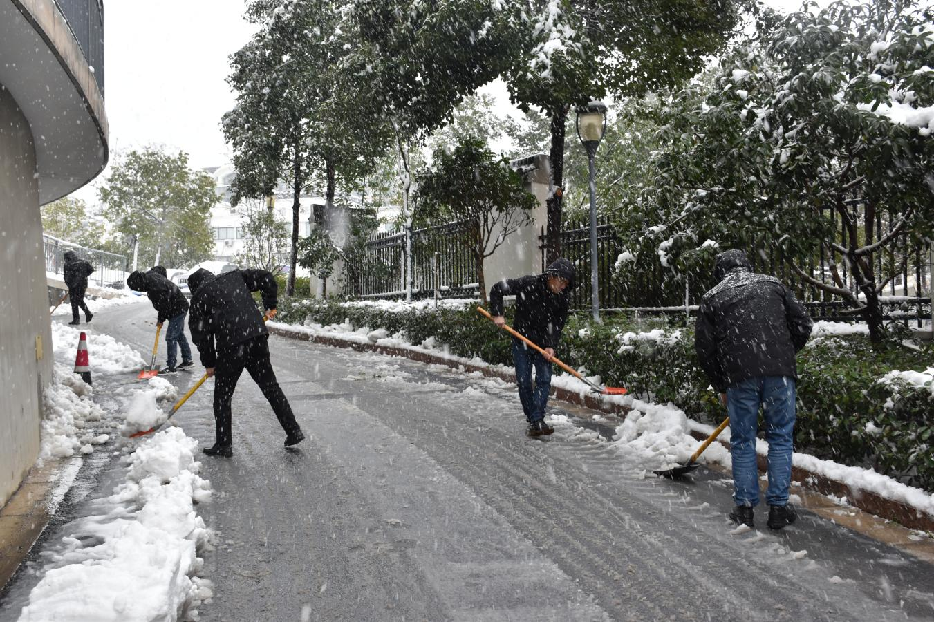開工第一天！宣城市政集團開展鏟雪除冰行動