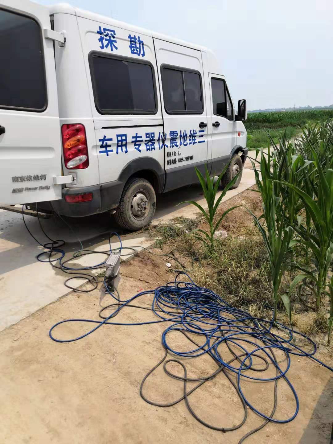 地震勘探仪器车