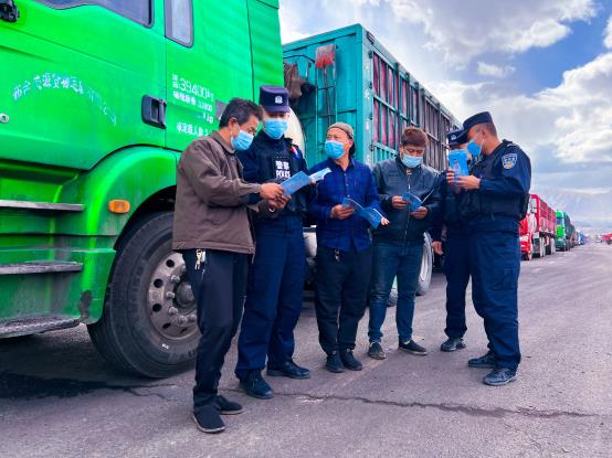 2022年4月26日，民警正在向货运司机宣讲边防政策法规。