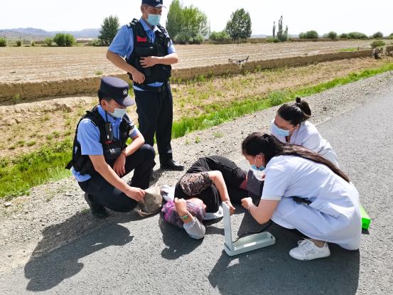2022年6月15日，民警和医护人员正在对晕倒群众进行检查。