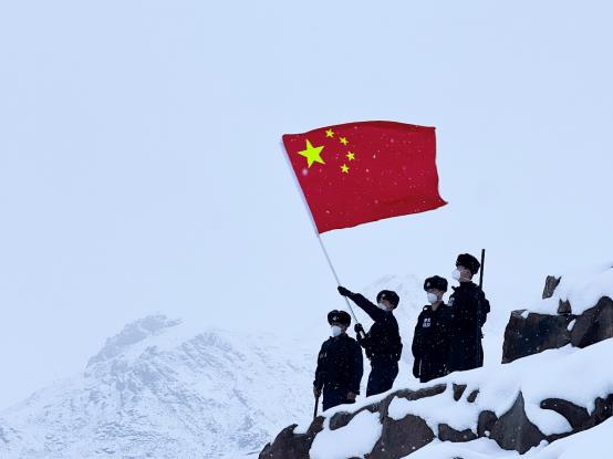 人们在看台上的人在雪地上滑雪

低可信度描述已自动生成