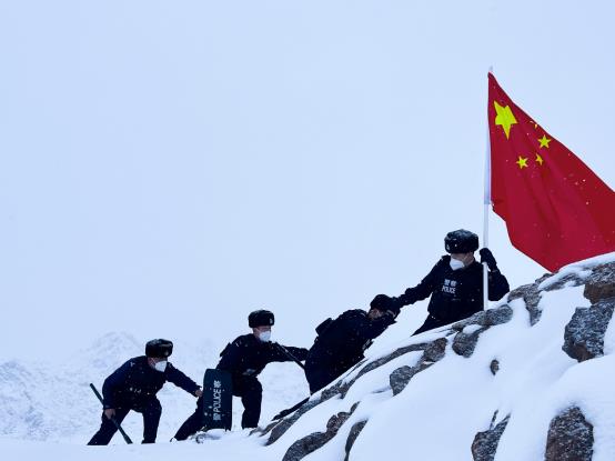 人们在雪山上滑雪

描述已自动生成