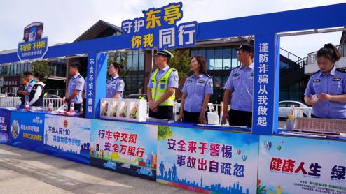 东台市公安局交警大队组织开展中小学生代表宣传活动1副本