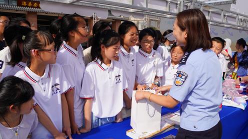 东台市公安局交警大队组织开展中小学生代表宣传活动3副本
