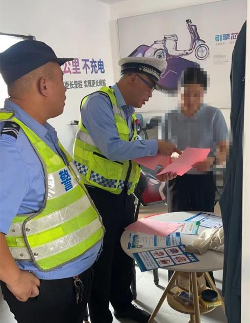 东台市公安局交警大队组织人员到全市电动车销售部门开展宣传工作1_副本