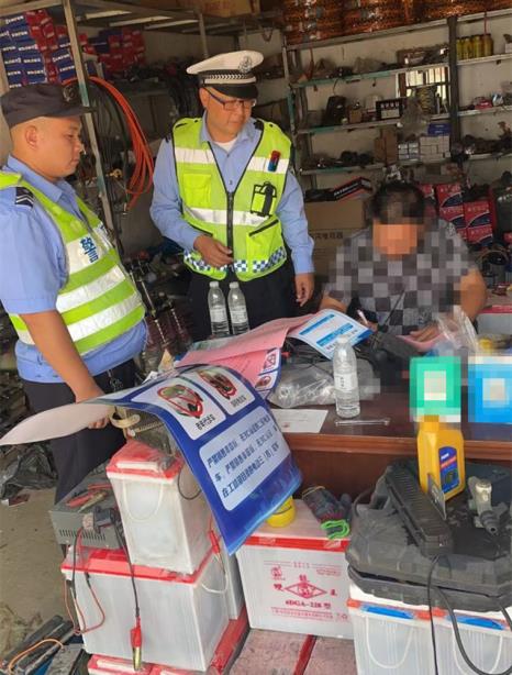 东台市公安局交警大队组织人员到全市电动车销售部门开展宣传工作2_副本