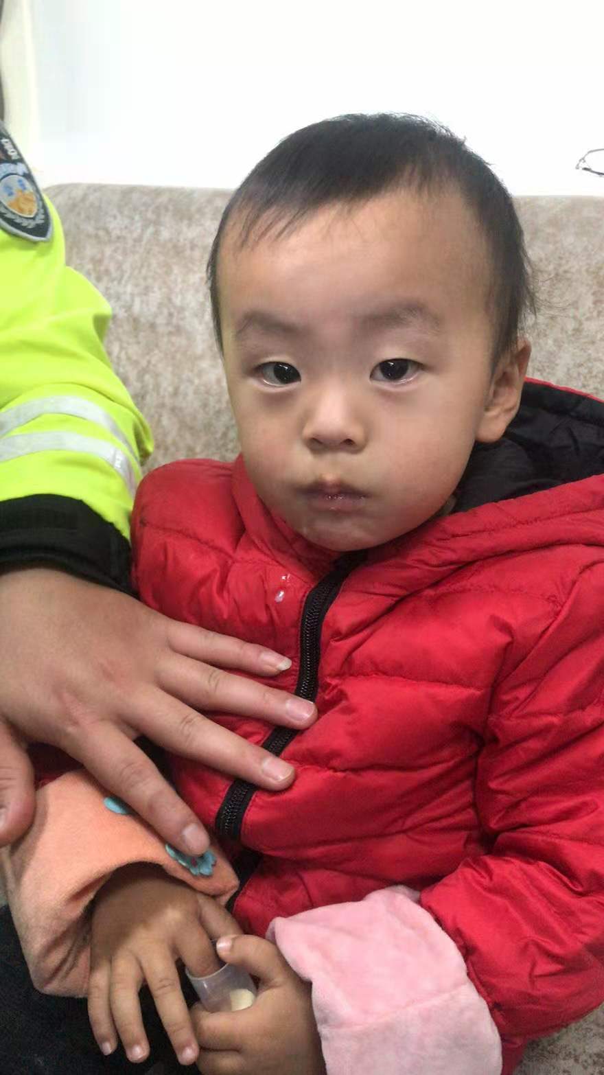 迷路,孩子,你莫,怕,交警,叔叔,送,回家,警察, . 迷路孩子你莫怕，交警叔叔送回家