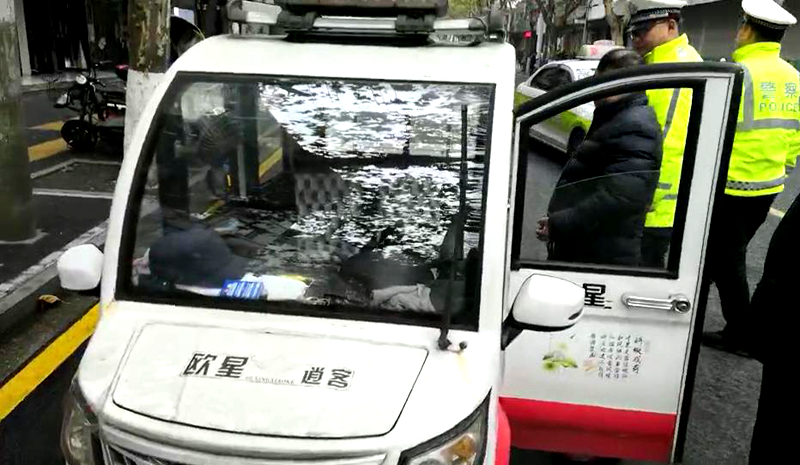 常德,一,六旬,老人,无证,驾驶,电动,小,货车, . 常德一六旬老人无证驾驶电动小货车被查获