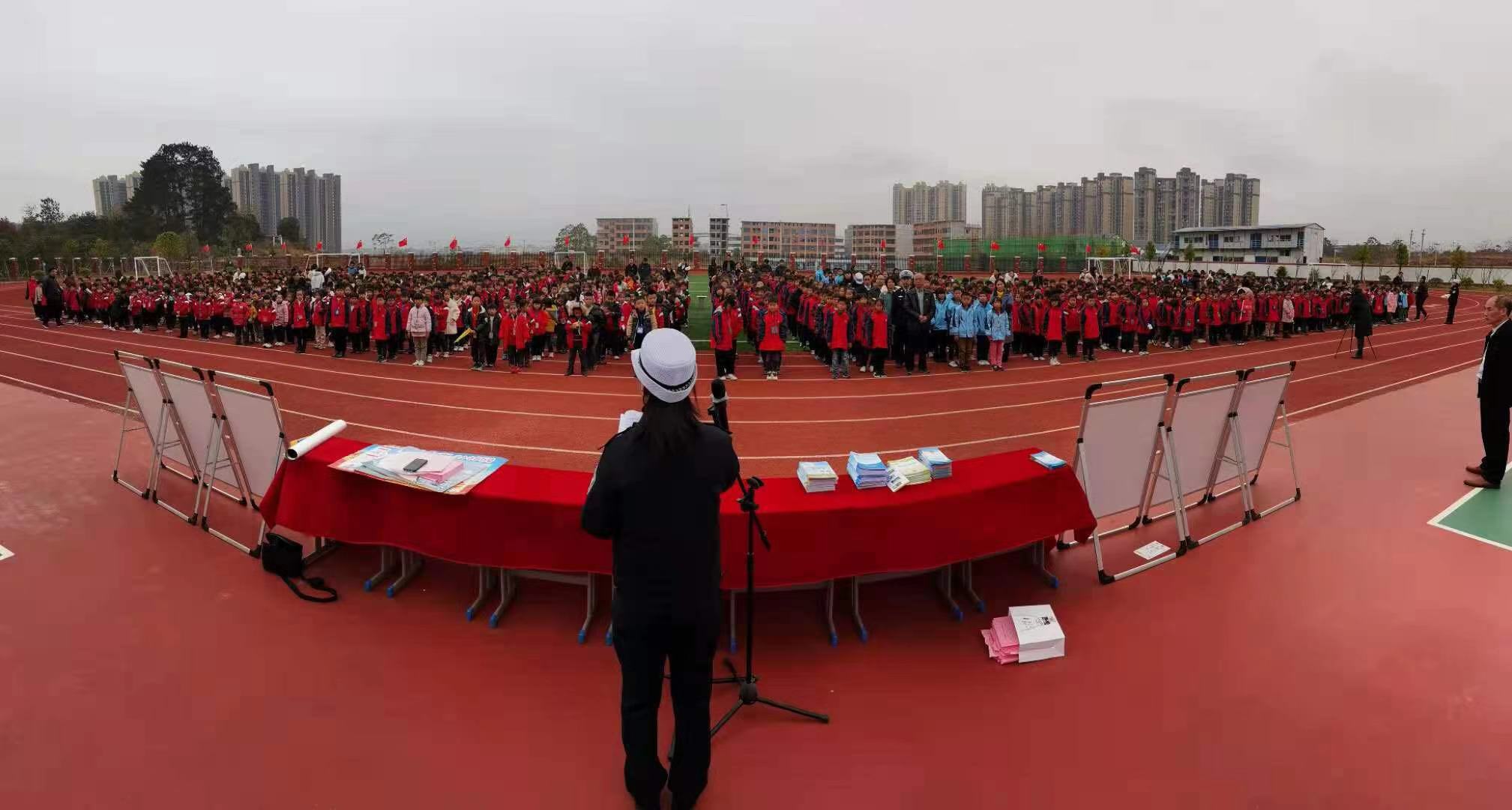 临武,“,全国,交通,安,全日,”,主题活动,警察, . 临武：“全国交通安全日”主题活动有声有色