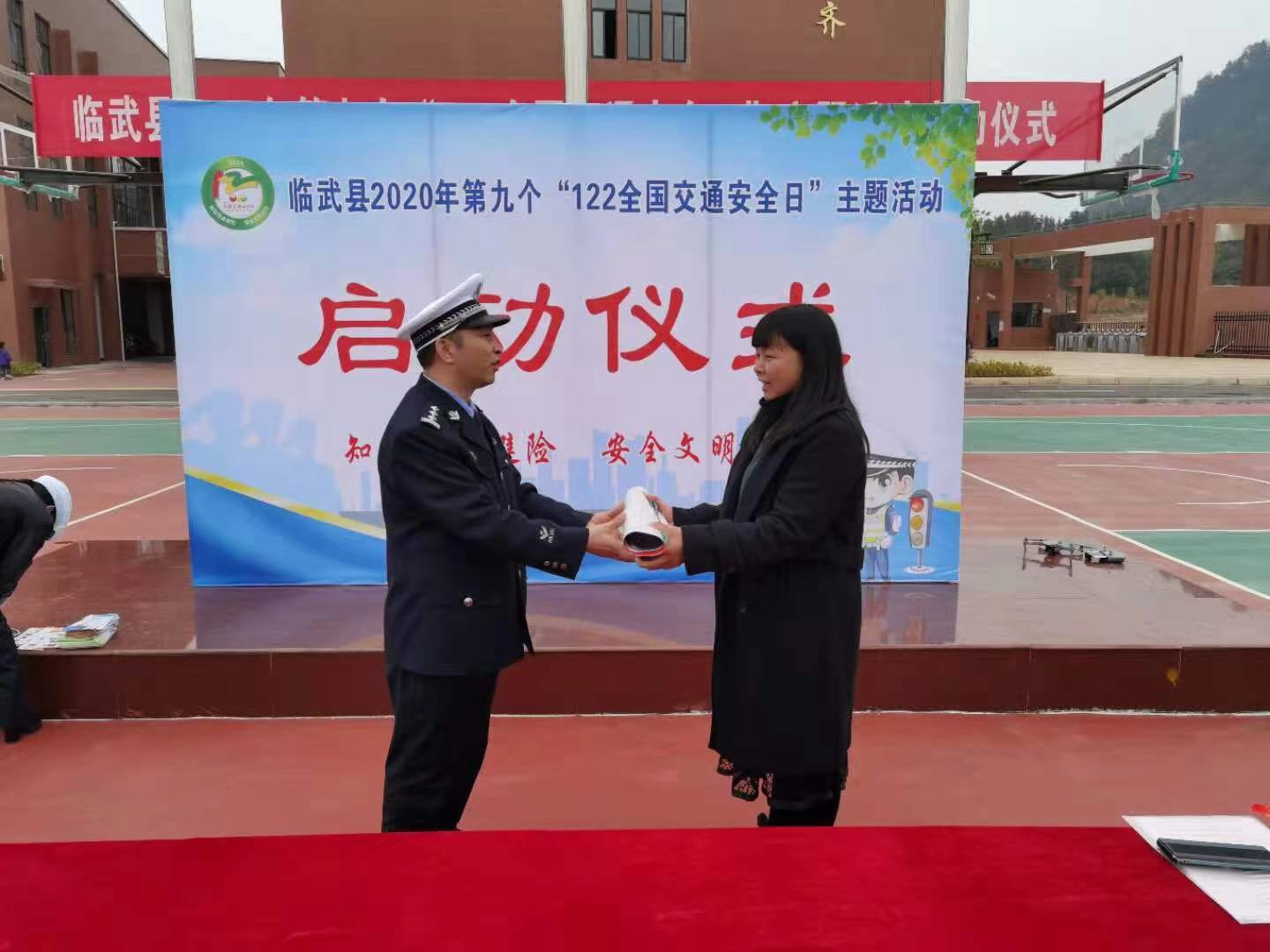 临武,“,全国,交通,安,全日,”,主题活动,警察, . 临武：“全国交通安全日”主题活动有声有色