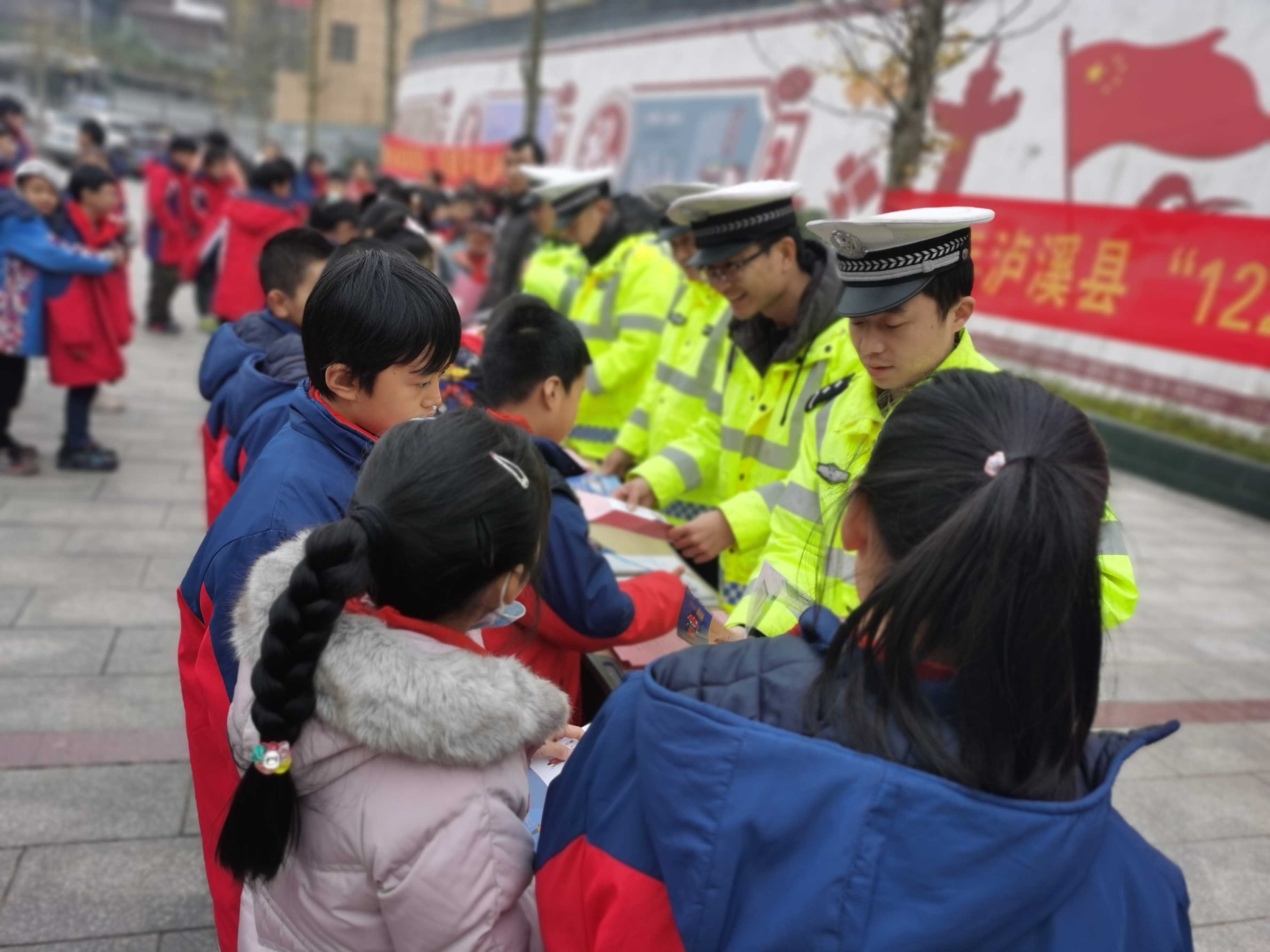 泸溪,交警,进,校园,开展,“,122,全国,交通,安, . 泸溪交警进校园 开展“122全国交通安全日”宣传