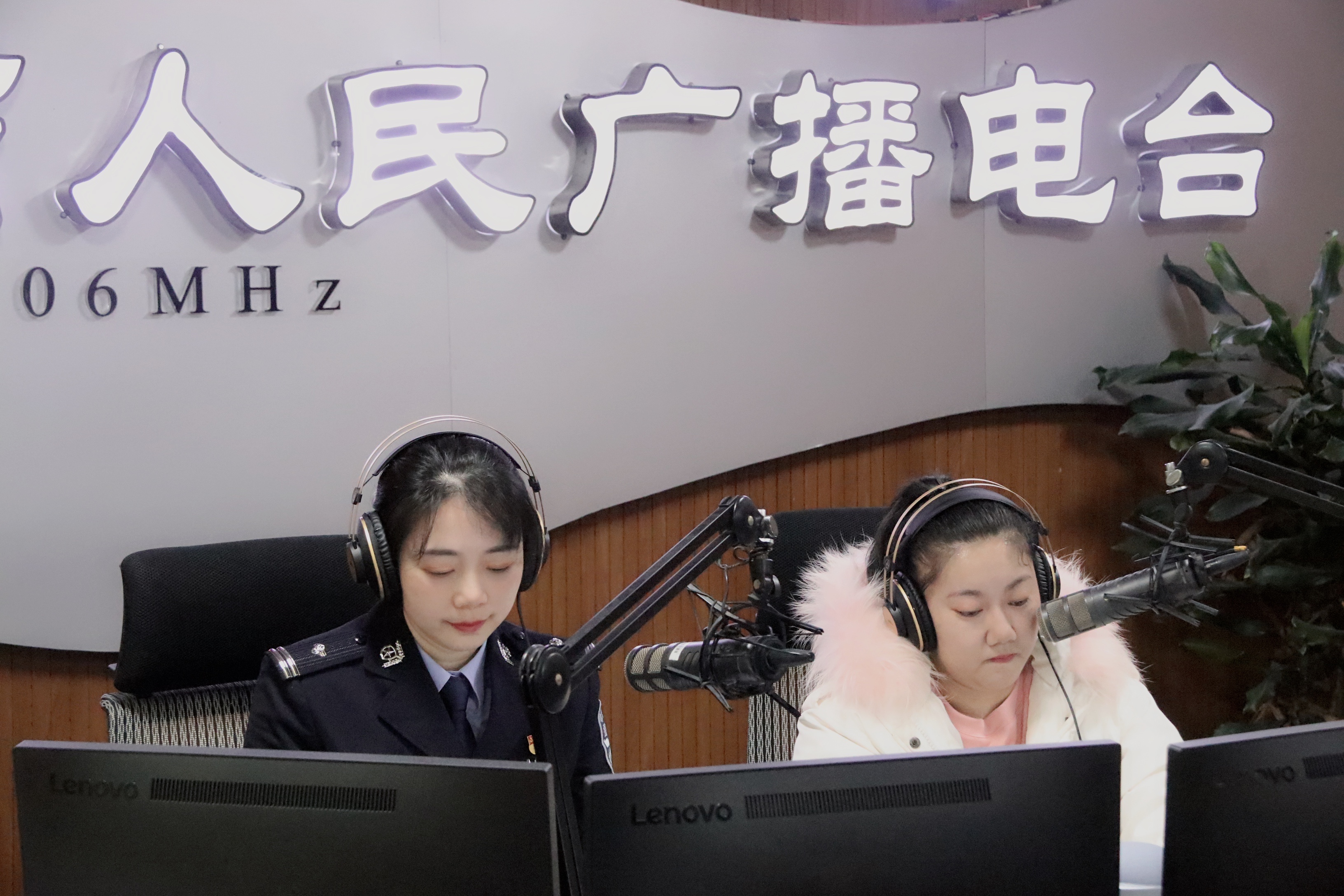 交警,做客,直播间,与民,共话,平安,行,—,吉首, . 交警做客直播间 与民共话平安行 ——吉首交警开展122 “全国交通安全日”主题宣传直播活动