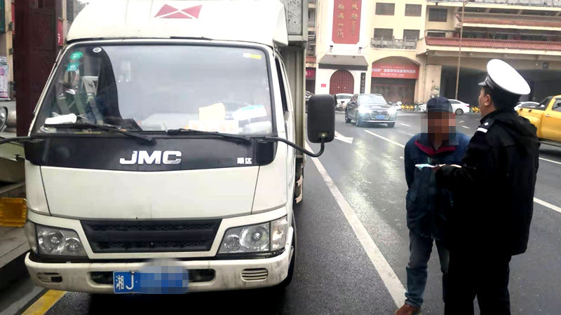 常德,一,货车,违反,规定,载人,罚款,200元,警察, . 常德一货车违反规定载人罚款200元
