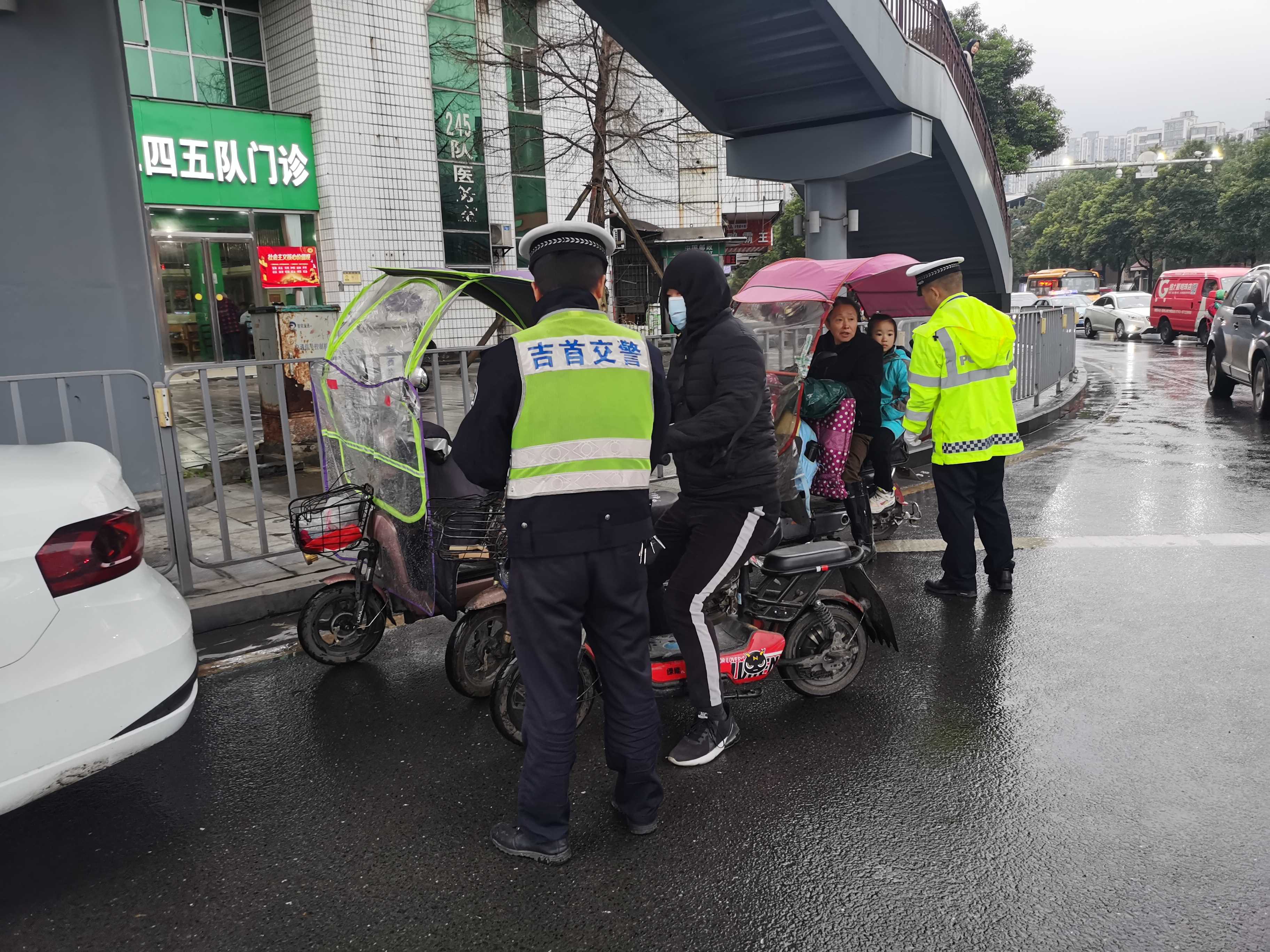 吉首,交警,全力,开展,秋冬季,道路,交通安全, . 吉首交警全力开展秋冬季道路交通安全整治“百日会战”行动