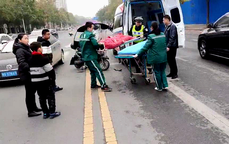 常德,交警,直属,一,大队,开启,警医,“,警察, . 常德交警直属一大队开启警医“绿色通道”救助电动车事故伤者