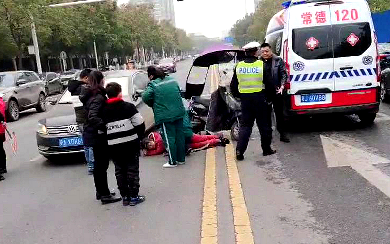 常德,交警,直属,一,大队,开启,警医,“,警察, . 常德交警直属一大队开启警医“绿色通道”救助电动车事故伤者