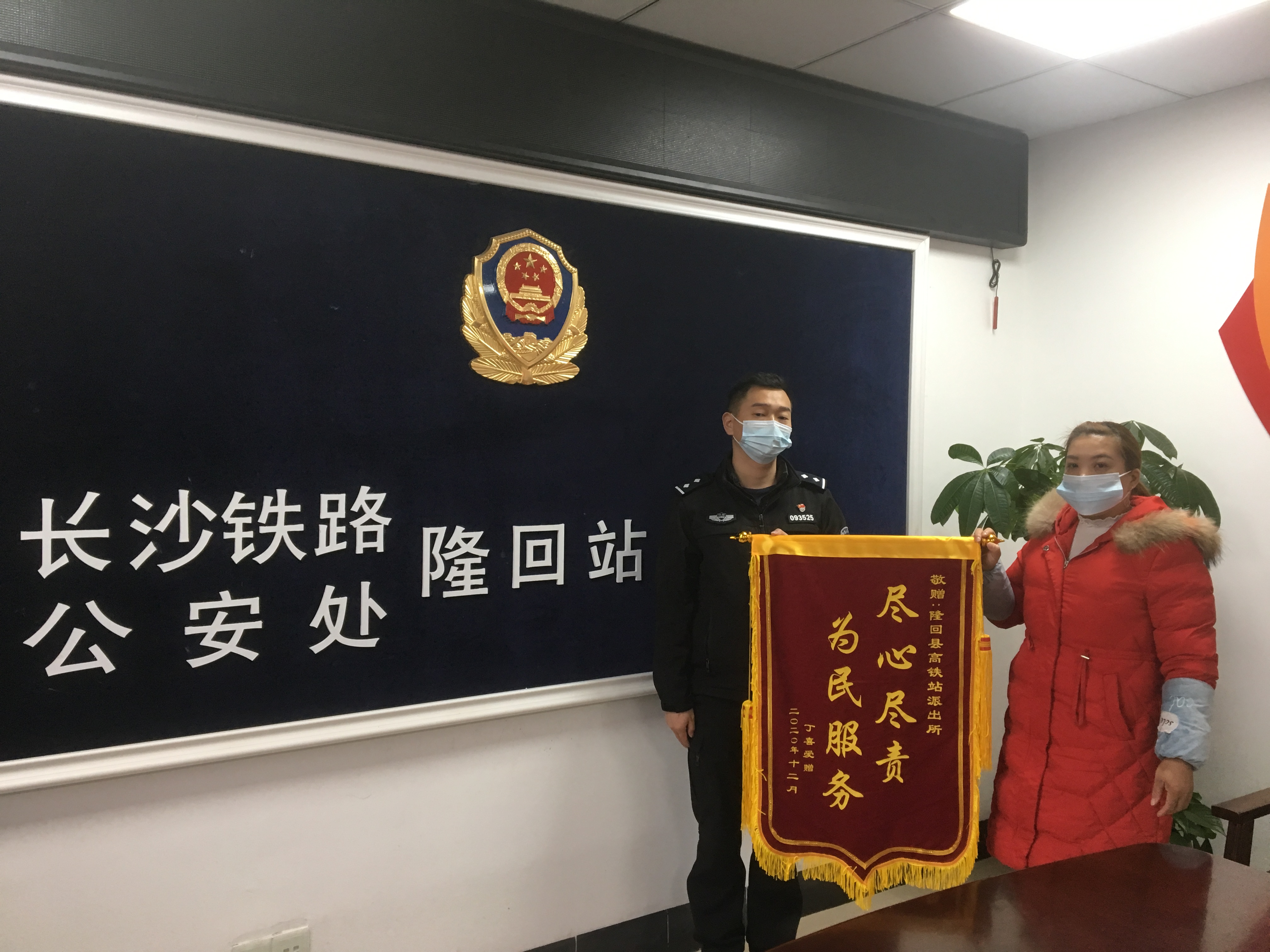 粗心,男孩,乘,高铁,落,了,身份证,又丢,手机, . 粗心男孩乘高铁落了身份证又丢手机，铁警暖心寻找追回