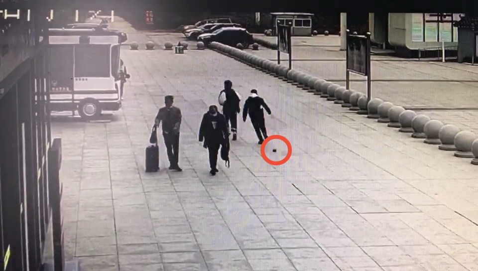 粗心,男孩,乘,高铁,落,了,身份证,又丢,手机, . 粗心男孩乘高铁落了身份证又丢手机，铁警暖心寻找追回