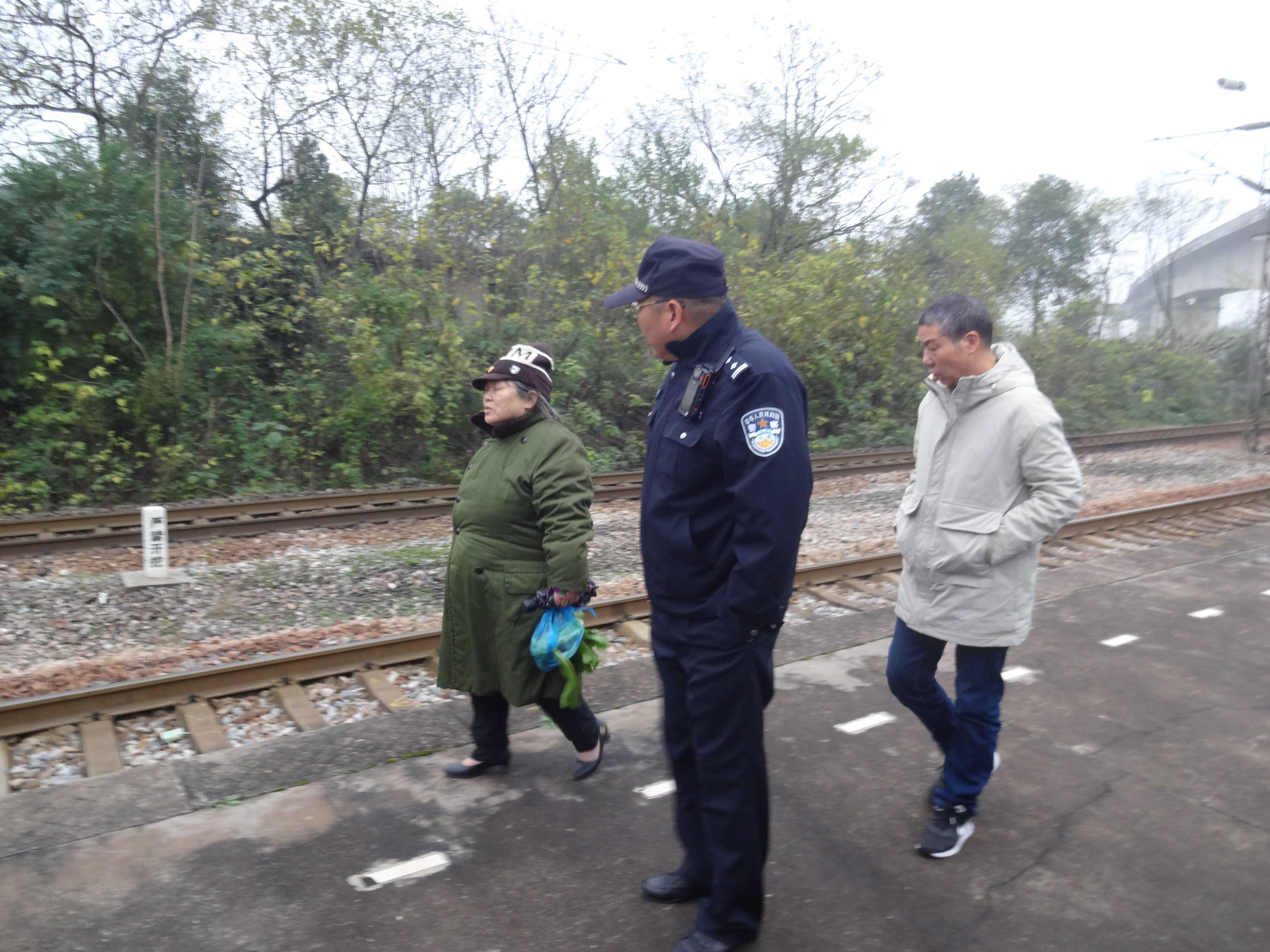 老太,买菜,误,上,铁路,铁警,联动,110,送回, . 老太买菜误上铁路  铁警联动110送回