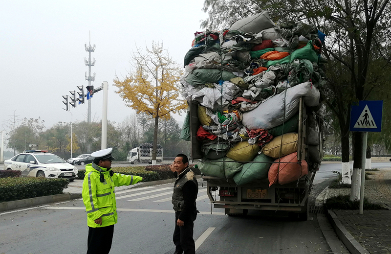 货,车险,成,“,祸车,”,常德,交警,查获,三超, . 货车险成“祸车”  常德交警查获“三超”违法车辆