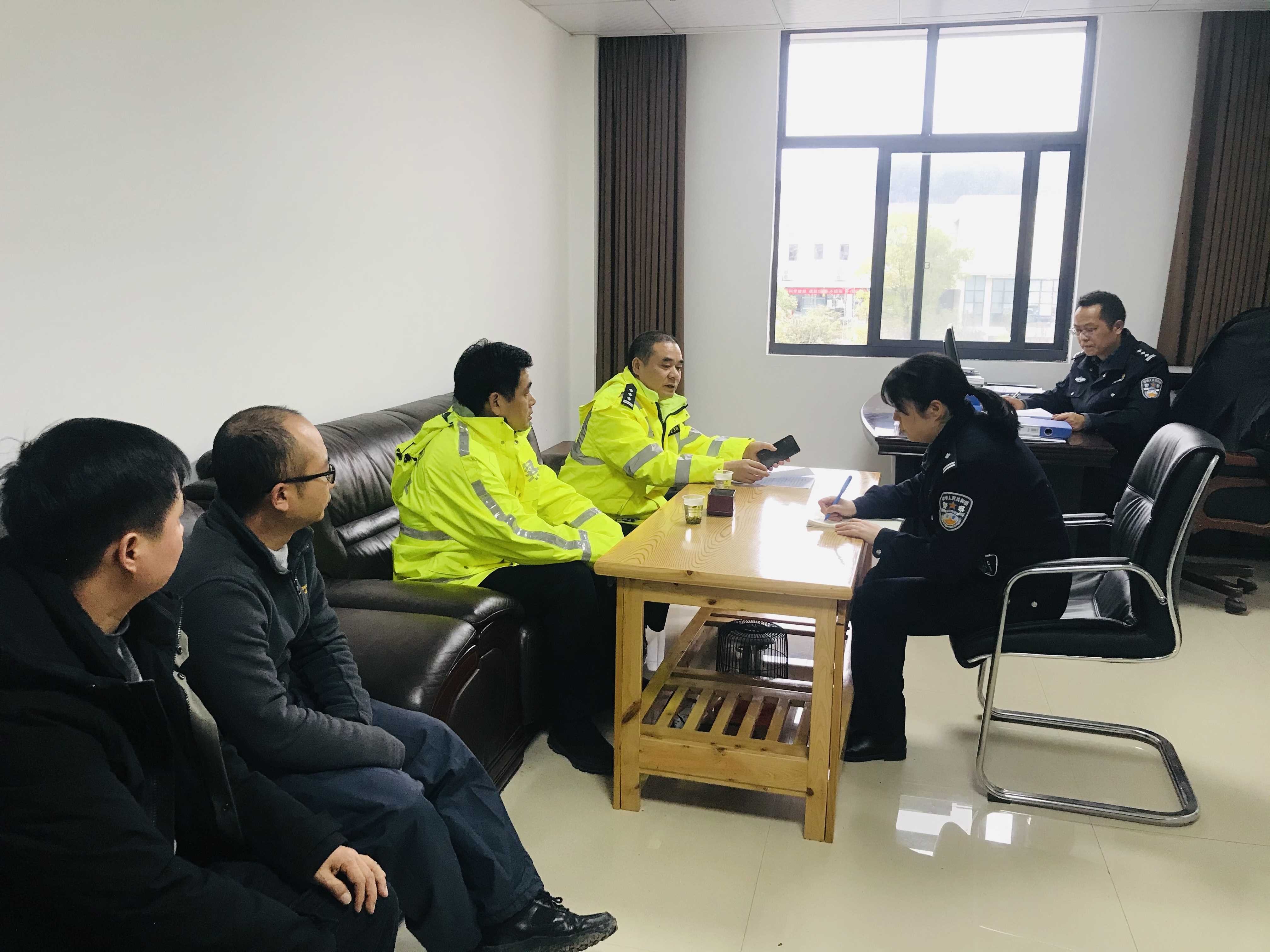 湘西,州,交警,支队,舒军,一行,深入,凤凰,督导, . 湘西州交警支队舒军一行深入凤凰督导交通问题顽瘴痼疾和低温雨雪冰冻天气预防工作