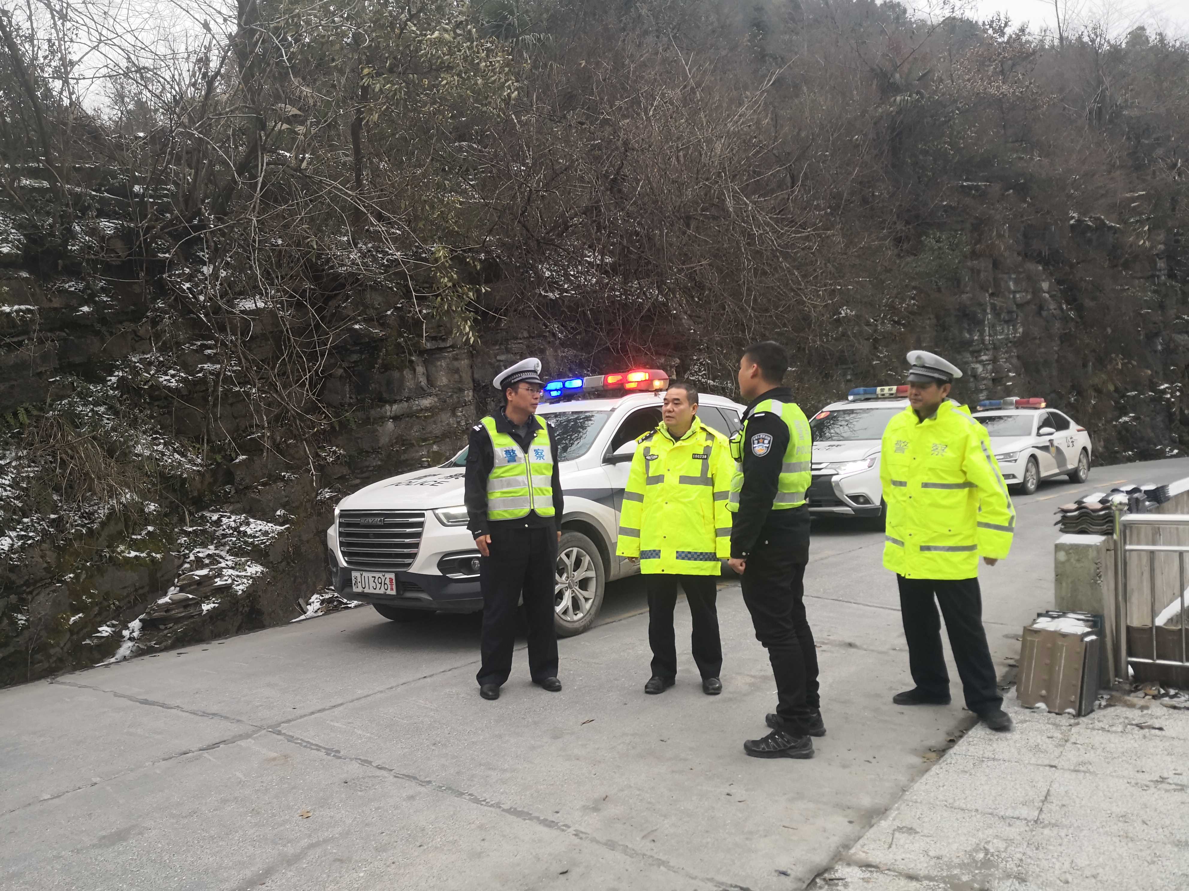湘西,州,交警,支队,舒军,一行,深入,凤凰,督导, . 湘西州交警支队舒军一行深入凤凰督导交通问题顽瘴痼疾和低温雨雪冰冻天气预防工作
