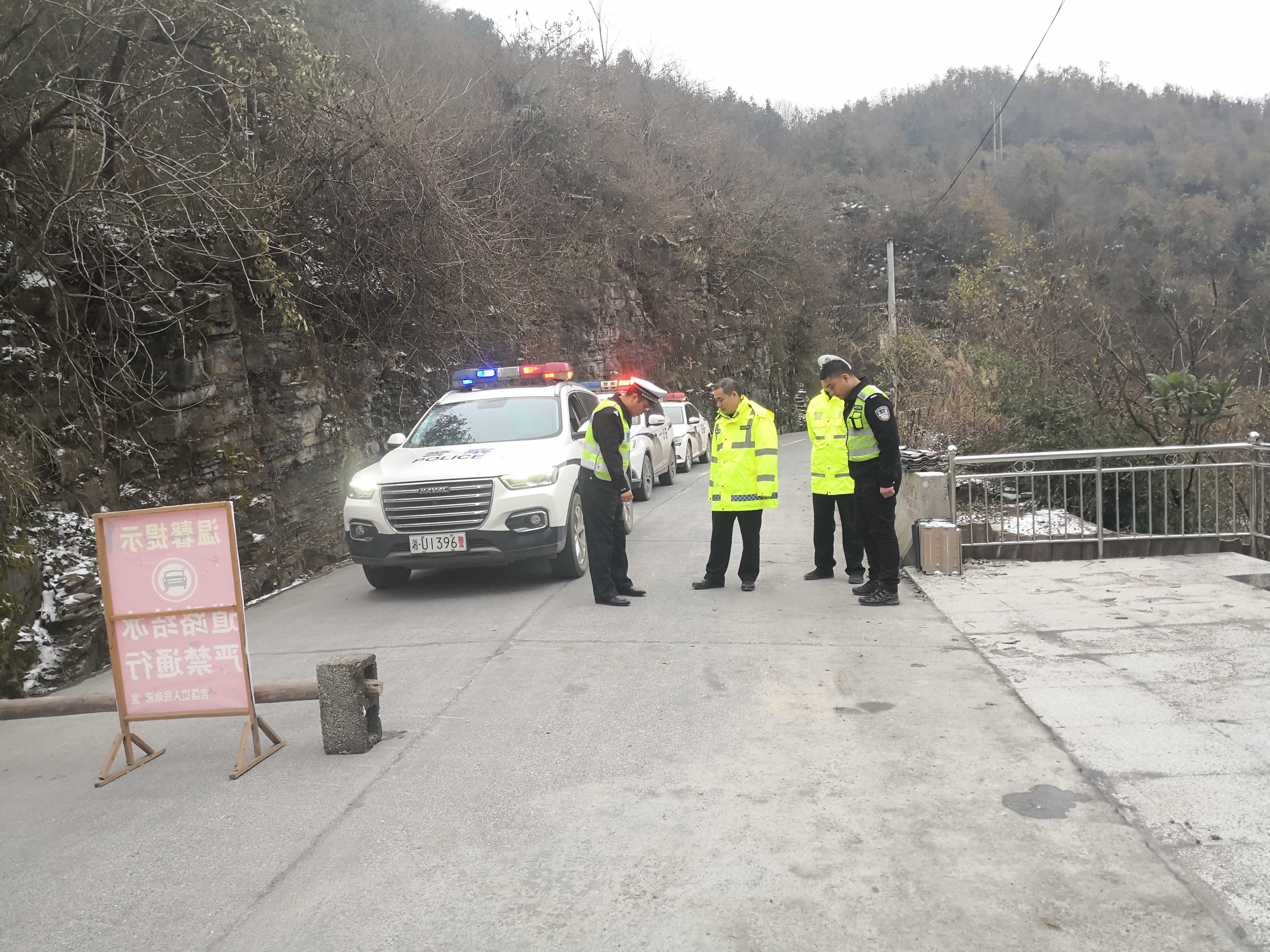 湘西,州,交警,支队,舒军,一行,深入,凤凰,督导, . 湘西州交警支队舒军一行深入凤凰督导交通问题顽瘴痼疾和低温雨雪冰冻天气预防工作