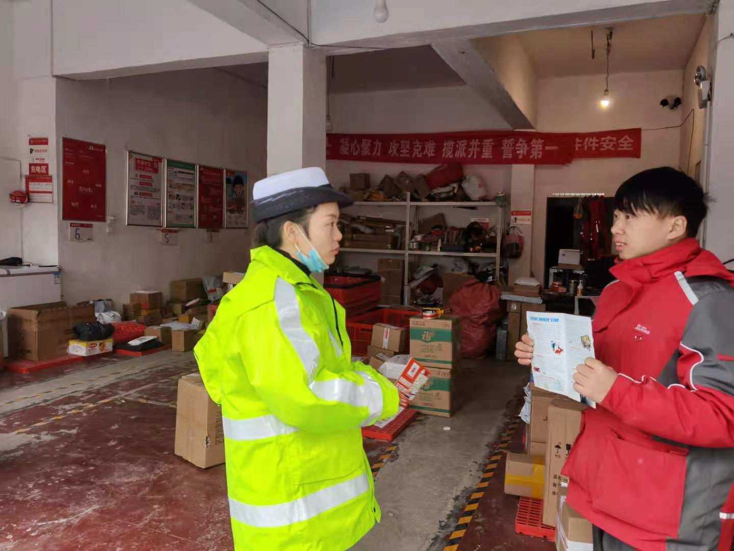 花垣,交警,开展,一盔,一带,安全,宣传,活动, . 花垣交警开展一盔一带安全宣传活动