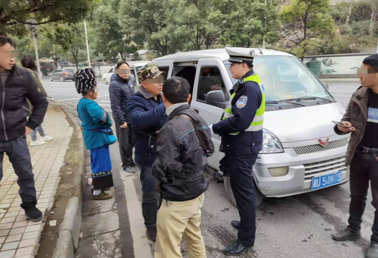 【,顽瘴,痼疾,】,面包车,驾驶员,心存,侥幸, . 【顽瘴痼疾】面包车驾驶员心存侥幸超员载客 吉首交警：多一人也不行