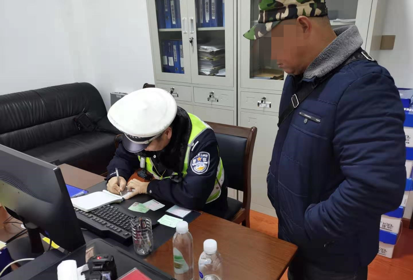 【,顽瘴,痼疾,】,面包车,驾驶员,心存,侥幸, . 【顽瘴痼疾】面包车驾驶员心存侥幸超员载客 吉首交警：多一人也不行