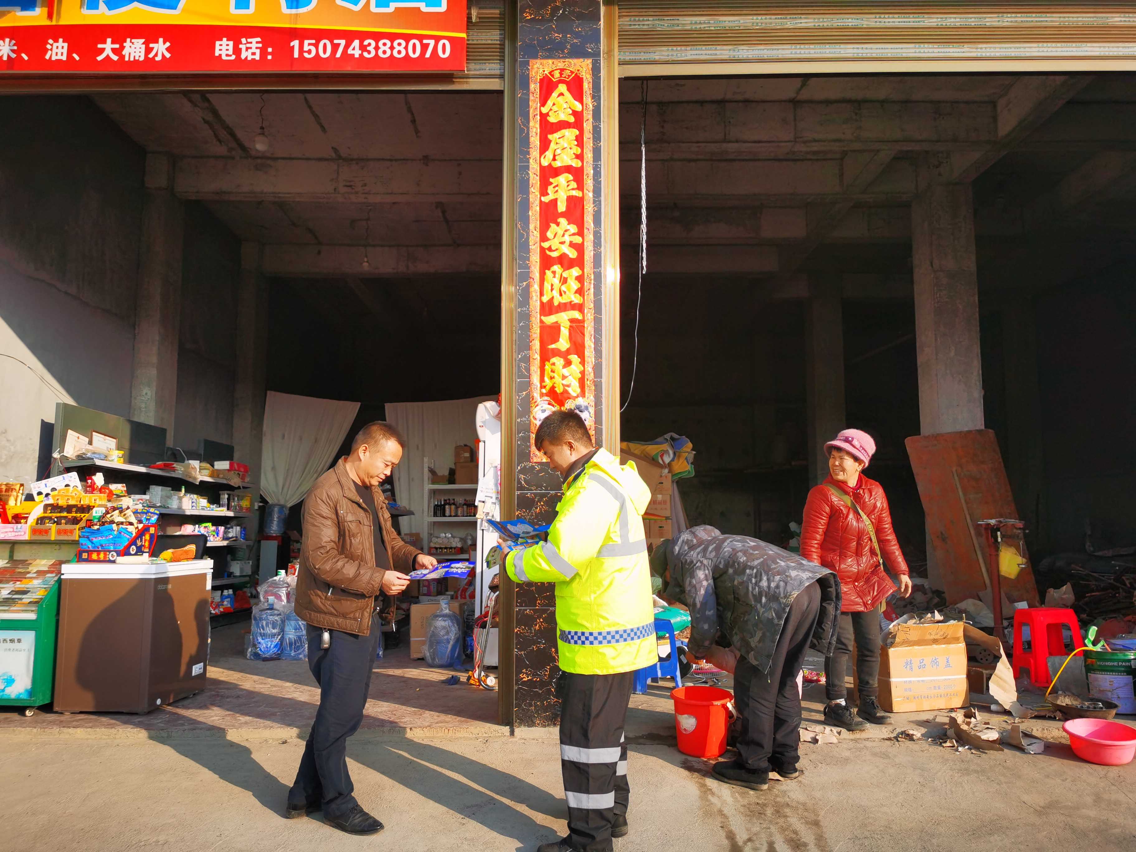吉首,交警,深入,开展,“,美丽乡村行,”,警察, . 吉首交警深入开展“美丽乡村行”交通安全巡回宣传活动