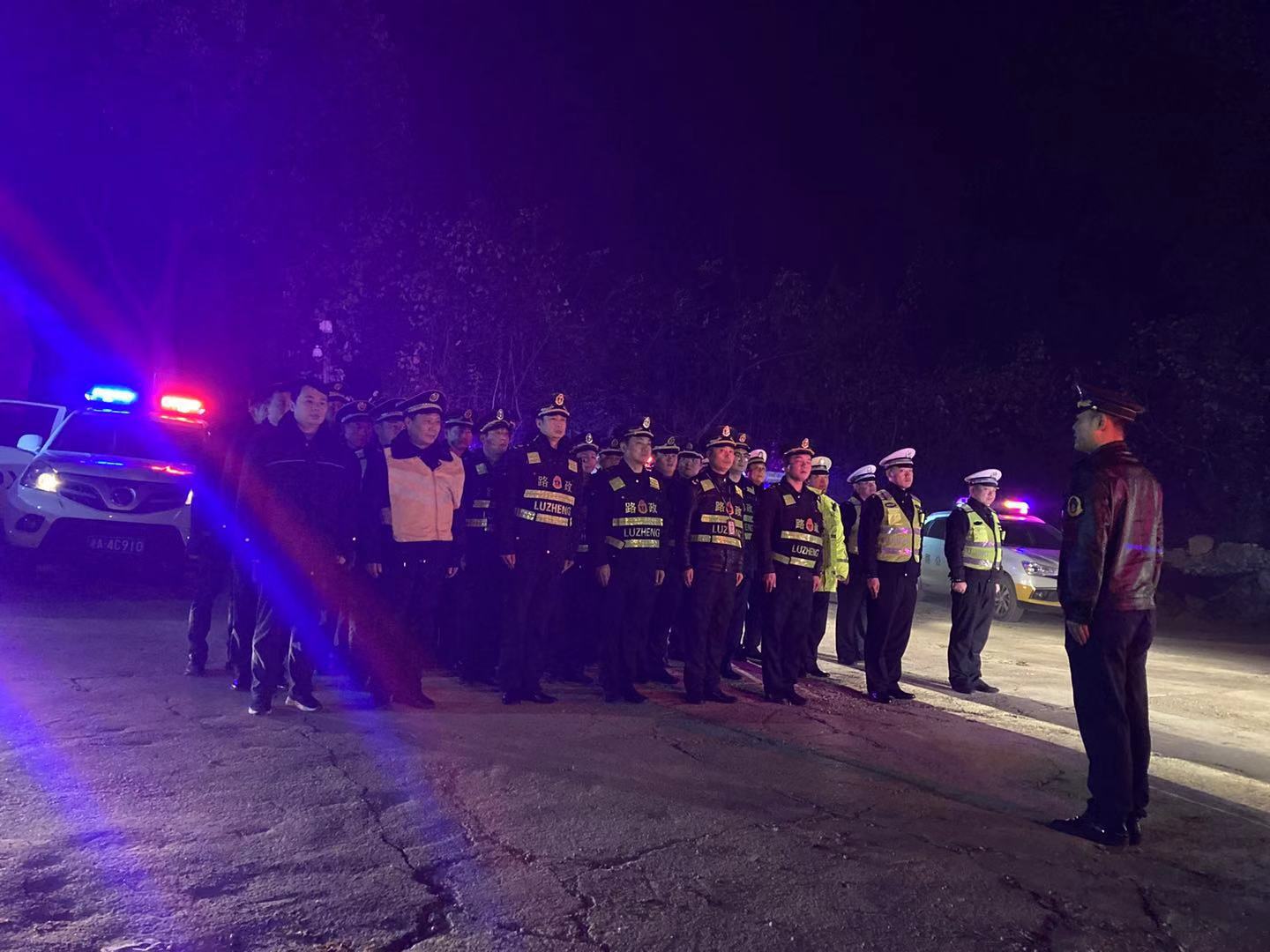 长沙,望城,多,部门,联动,深夜,开展,路面,警察, . 长沙望城：多部门联动 深夜开展路面治超路域环境专项整治行动