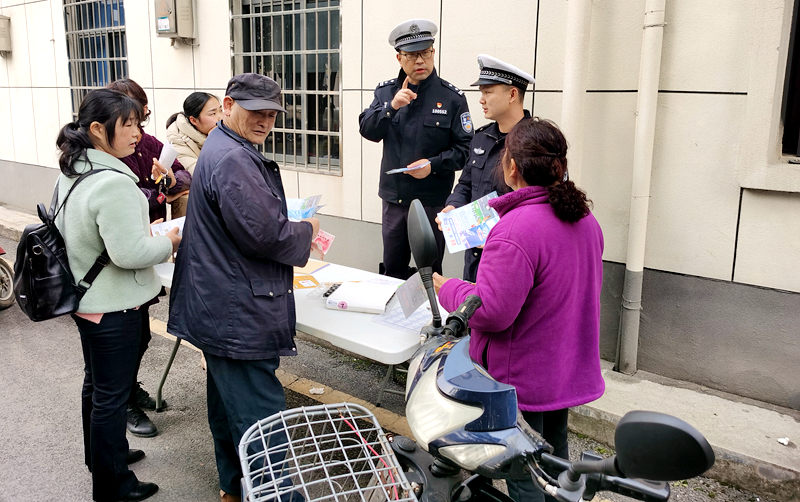 常德,公安,交警,直属,一,大队,上门,为,居民, . 常德公安交警直属一大队上门为居民办理电动车登记上牌