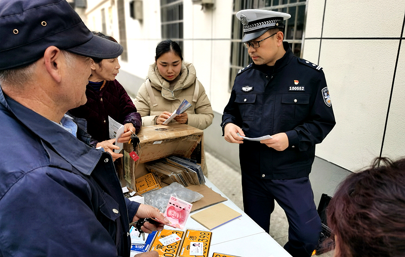 常德,公安,交警,直属,一,大队,上门,为,居民, . 常德公安交警直属一大队上门为居民办理电动车登记上牌